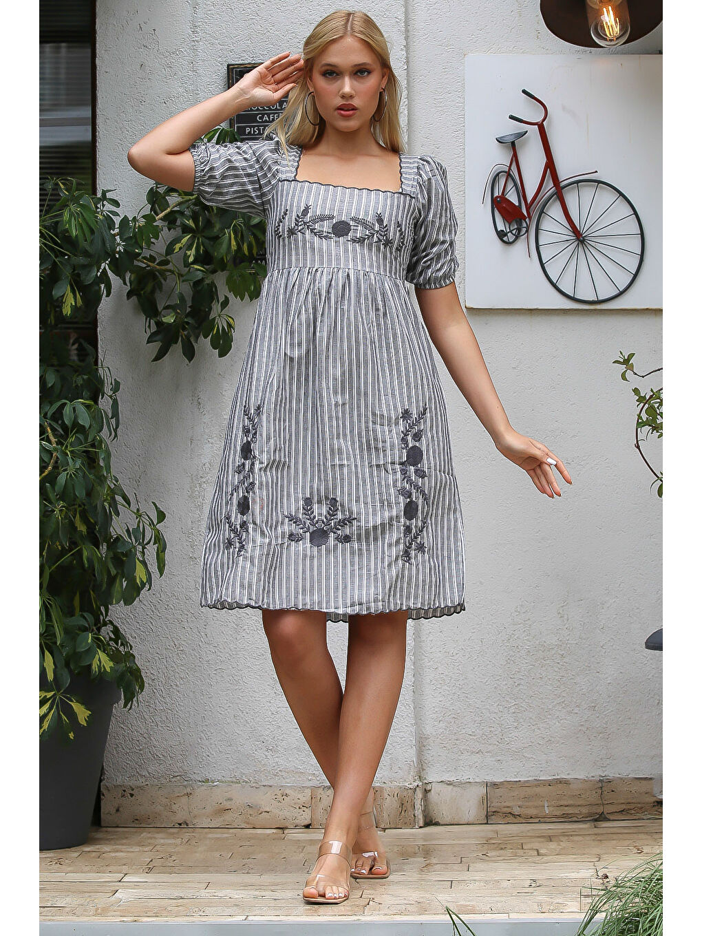 Gri Kare Yaka Büzgülü Kol Nakışlı Dokuma Elbise-5