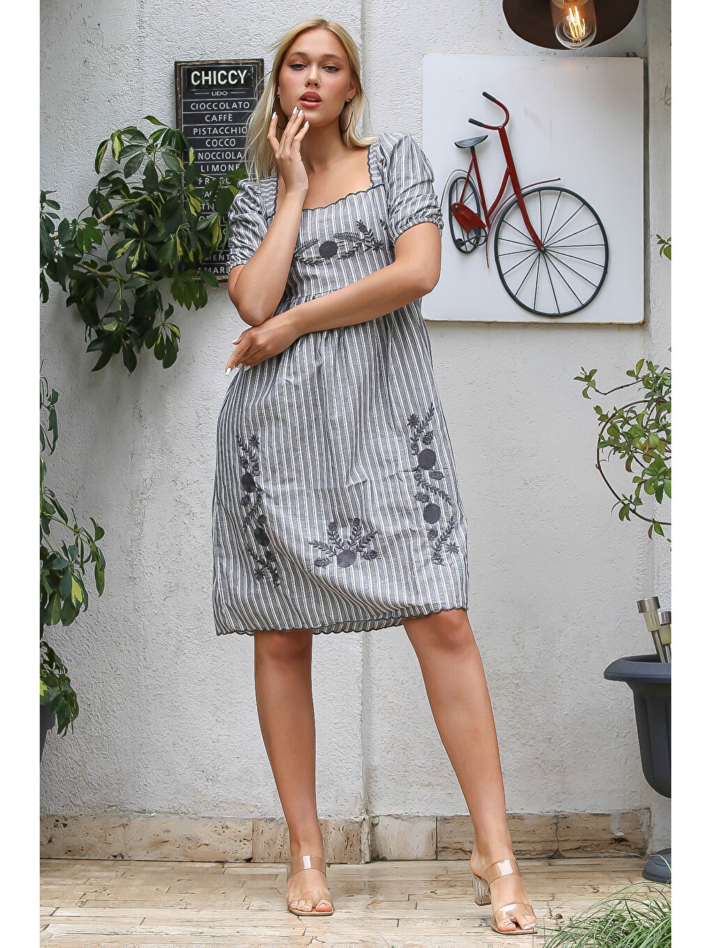 Gri Kare Yaka Büzgülü Kol Nakışlı Dokuma Elbise-6