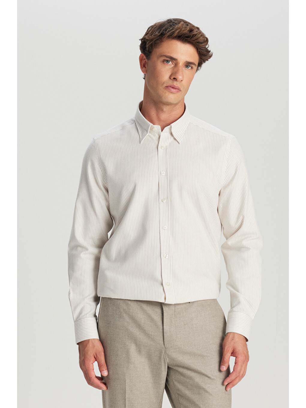 Erkek Bej-Beyaz %100 Pamuk Flanel Slim Fit Dar Kesim Gizli Düğmeli Yaka Çizgili Gömlek