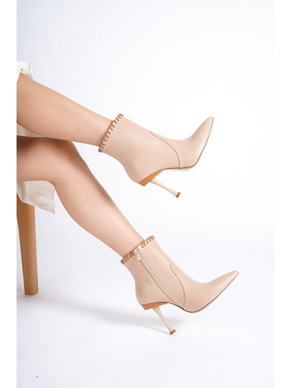 Bej Sivri Burunlu Bilekten Saraç Dikişli Yandan Fermuarlu Kadın Bot-1