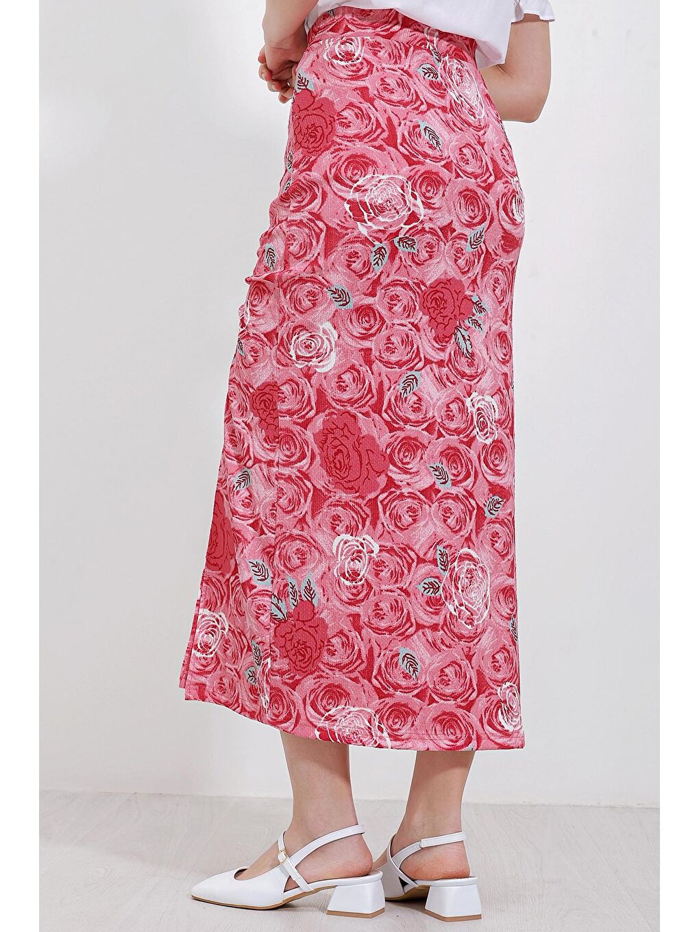 Kadın Pembe Beyaz Gül Desenli Beli Lastikli Yırtmaçlı Uzun Etek HZL24S-BD1180081-1