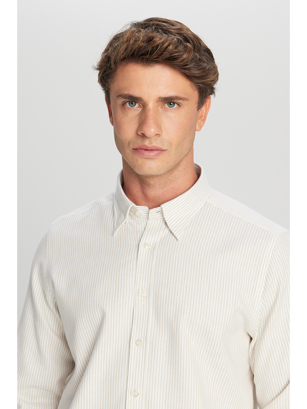 Erkek Bej-Beyaz %100 Pamuk Flanel Slim Fit Dar Kesim Gizli Düğmeli Yaka Çizgili Gömlek-3