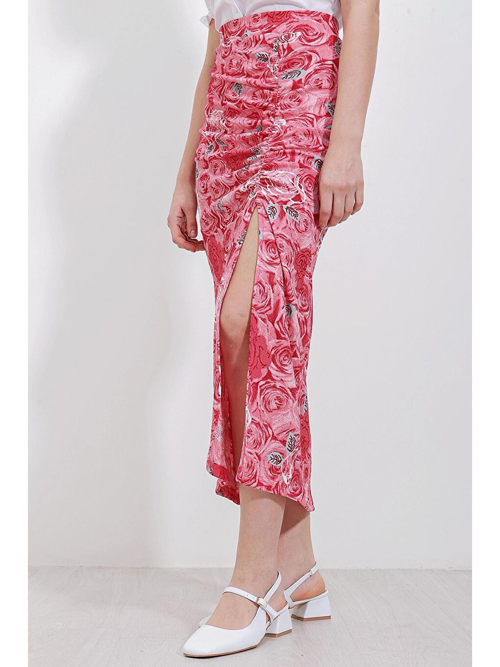 Kadın Pembe Beyaz Gül Desenli Beli Lastikli Yırtmaçlı Uzun Etek HZL24S-BD1180081-2