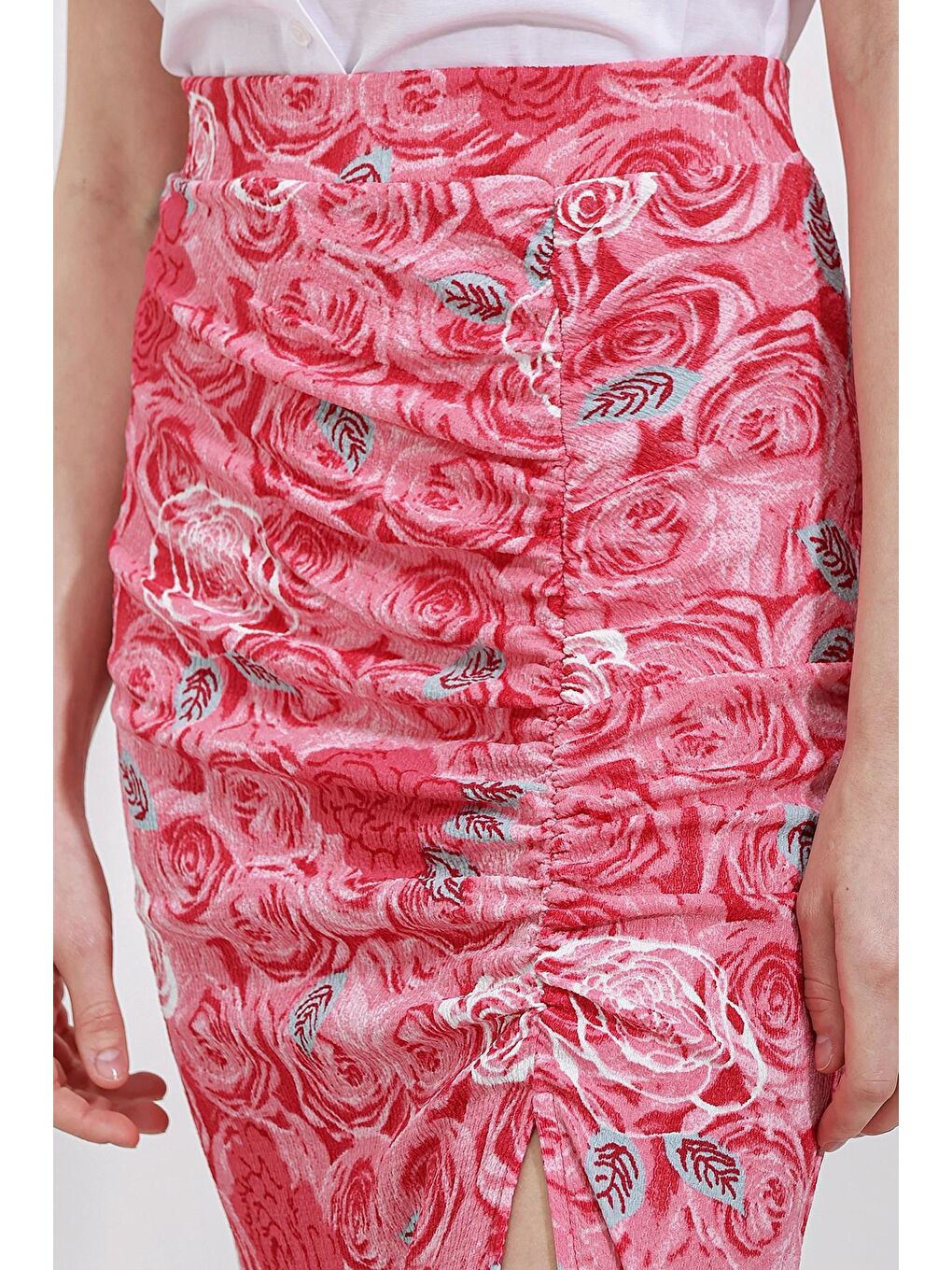 Kadın Pembe Beyaz Gül Desenli Beli Lastikli Yırtmaçlı Uzun Etek HZL24S-BD1180081-3