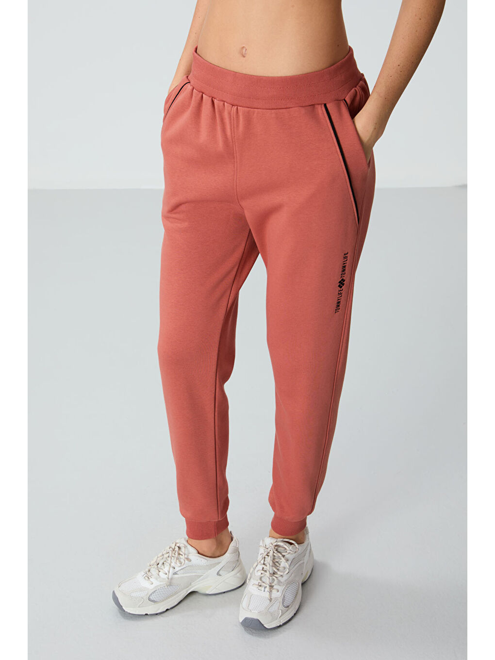 TOMMYLIFE Kahverengi Kiremit Kompakt Pamuklu Kalın Pürüzsüz Dokulu Standart Fit Kadın Eşofman Altı - 94660