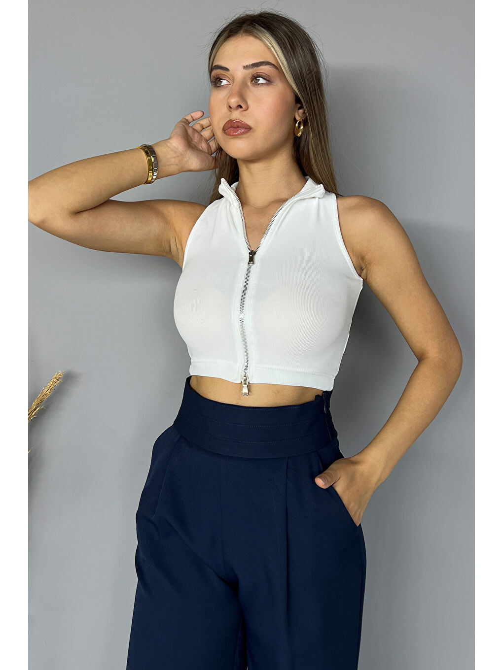 GÜLSELİ Beyaz Ön Fermuarlı Elastanlı Kadın Crop Top Bluz