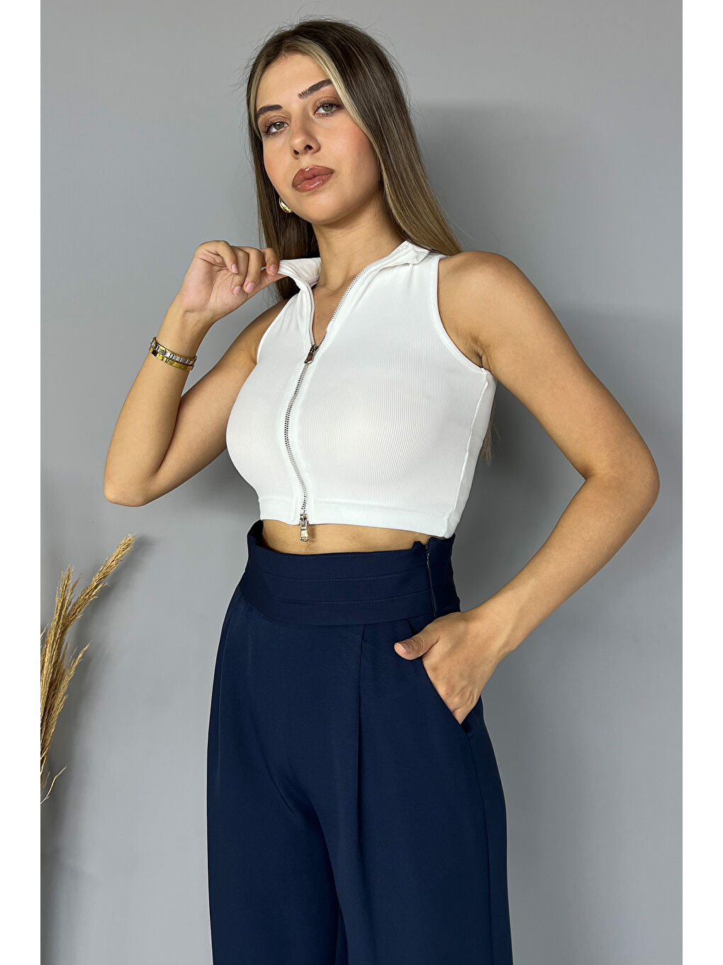 GÜLSELİ Beyaz Ön Fermuarlı Elastanlı Kadın Crop Top Bluz - 1