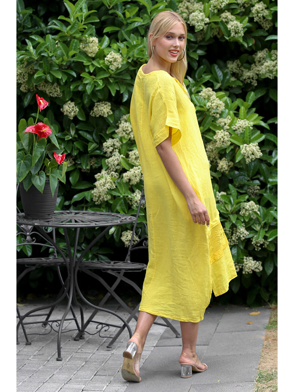 İtalyan Sarı Havuz Yaka Düşük Kol Dantelli Keten Dokuma Elbise-1