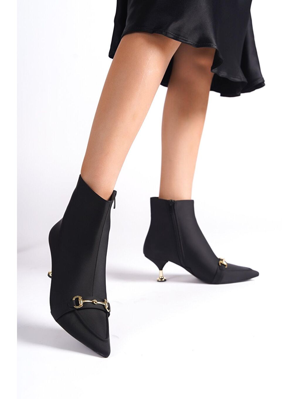 Siyah Sivri Burunlu Piramit Tokalı  Kadın Bot