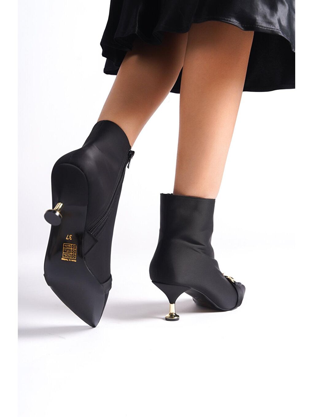 Siyah Sivri Burunlu Piramit Tokalı  Kadın Bot-1