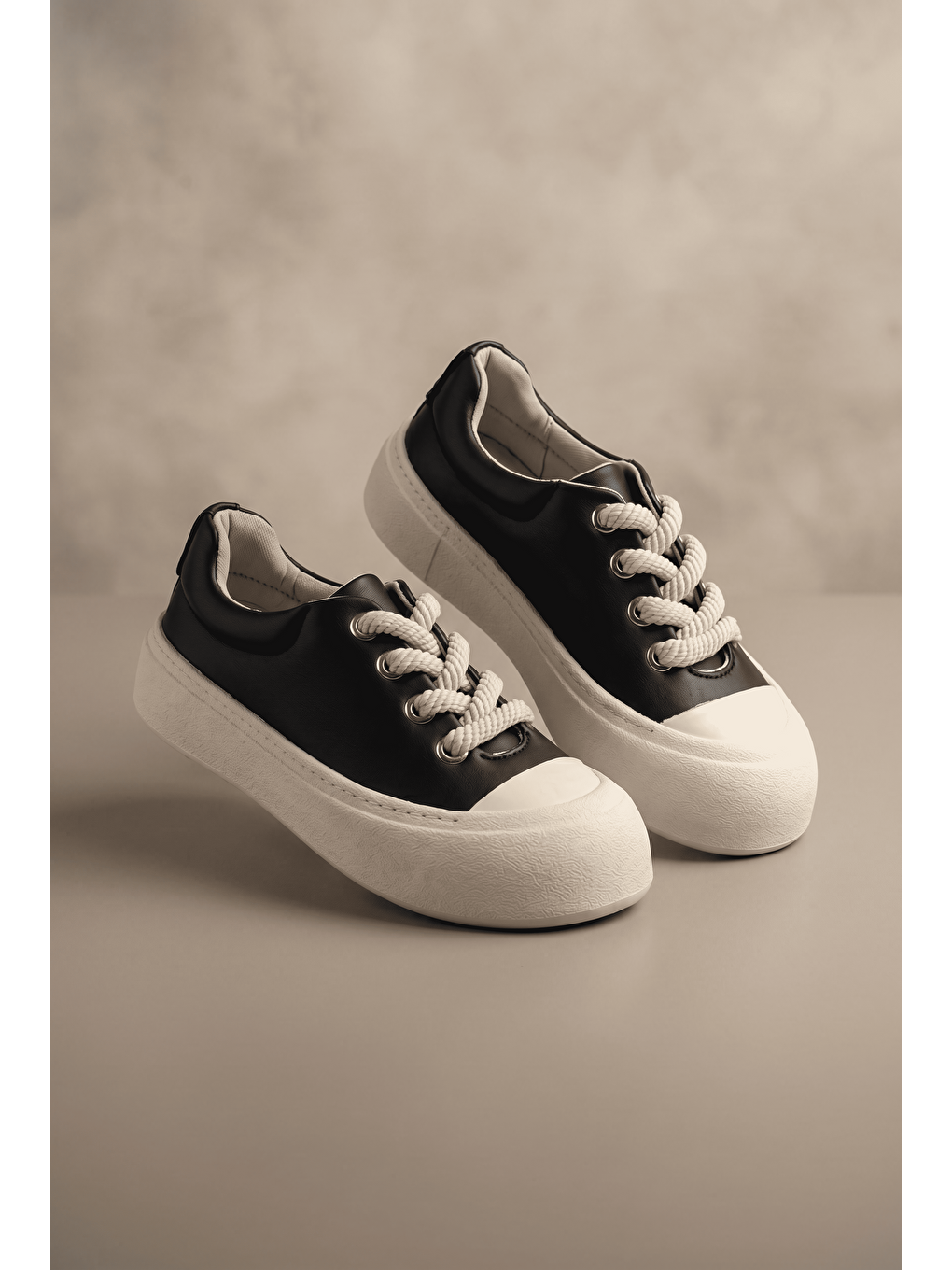 Kadın Siyah Beyaz Rahat Kalıp Kauçuk Taban Bağcıklı Sneaker