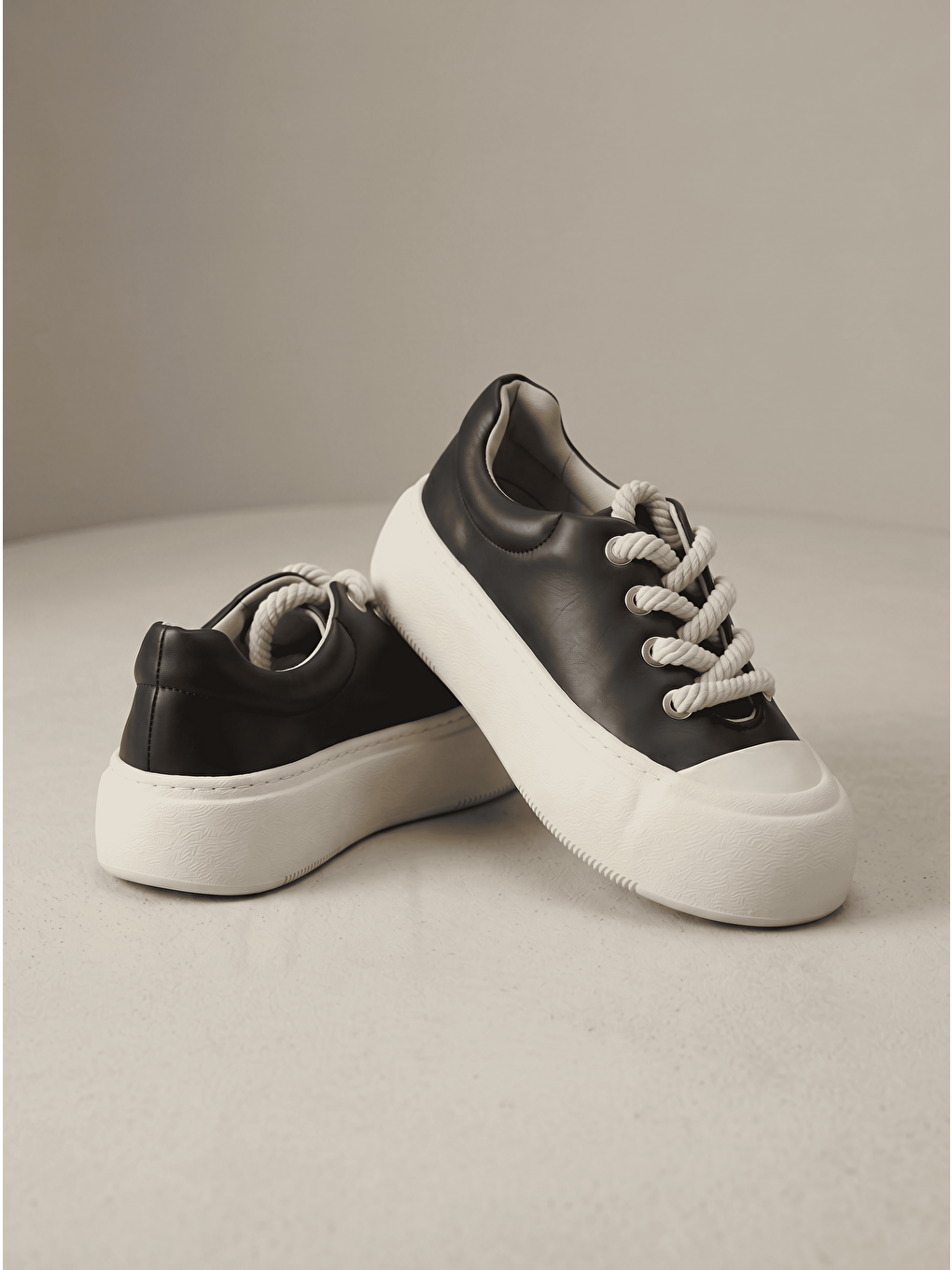 Kadın Siyah Beyaz Rahat Kalıp Kauçuk Taban Bağcıklı Sneaker-1