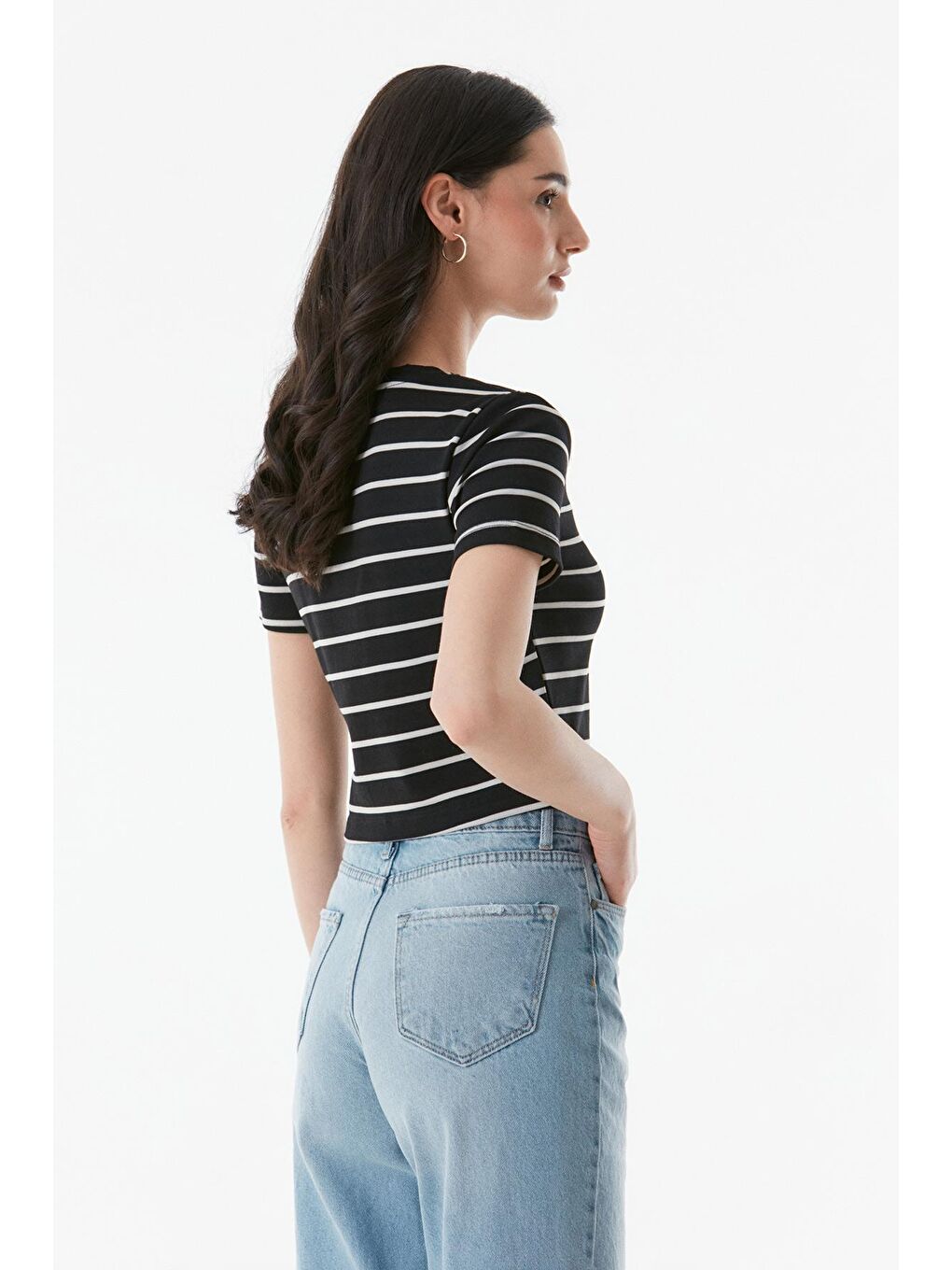 Siyah Çizgili Bisiklet Yaka Tişört-3