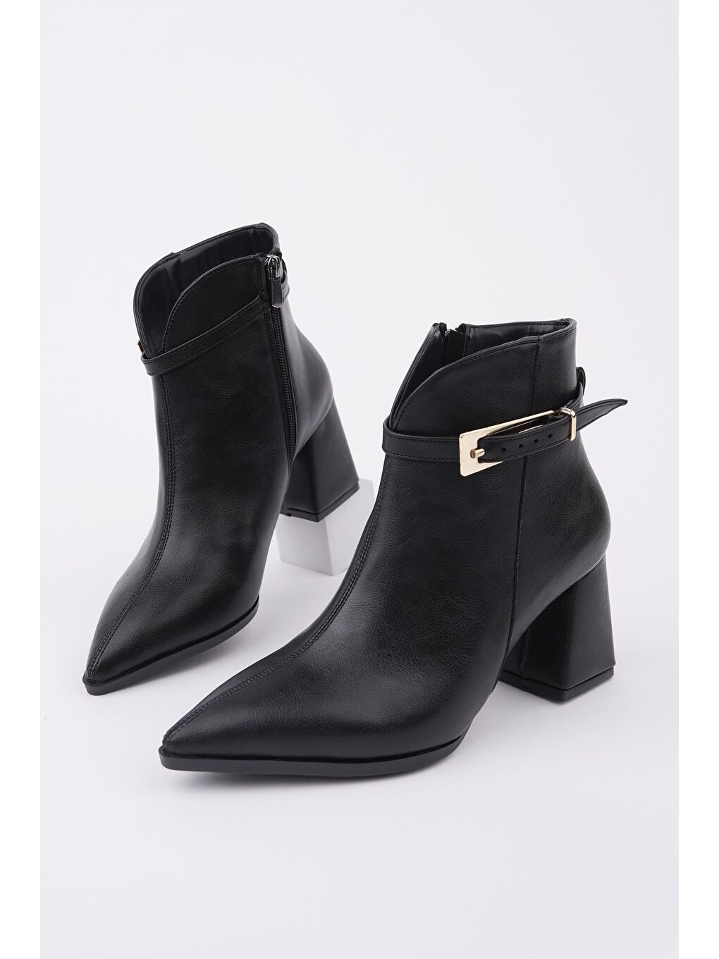Siyah GLORİA Sivri Burun Kemer Detaylı Kalın Topuklu Fermuarlı Kadın Bot-1
