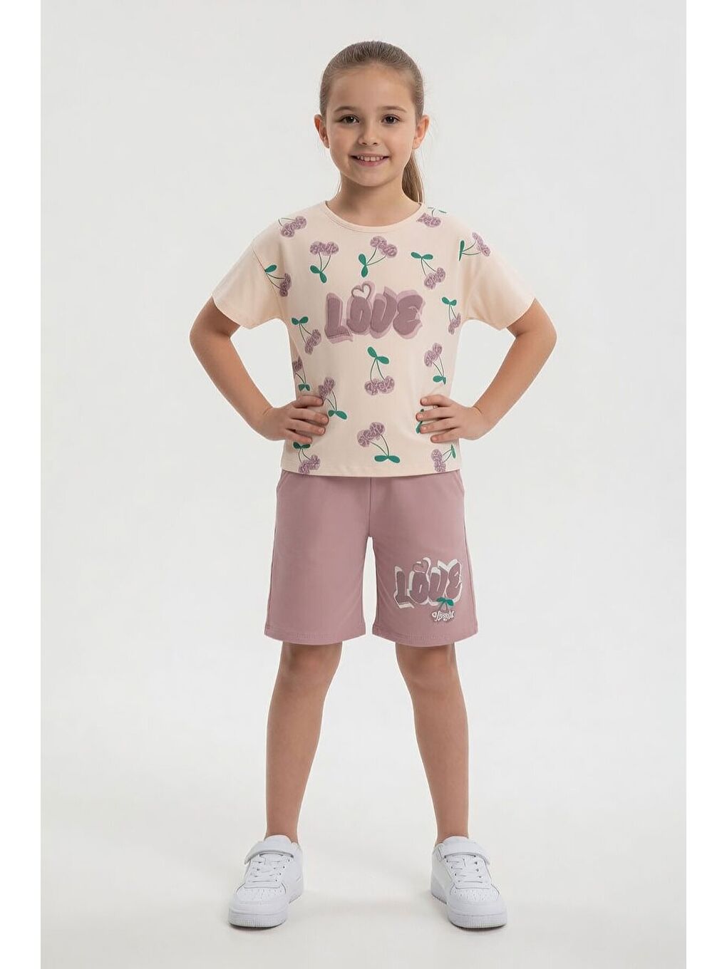 Pembe Gül Kurusu Kiraz Desenli Love Yazılı Tişörtlü Kız Çocuk Şortlu Takım 23899-1