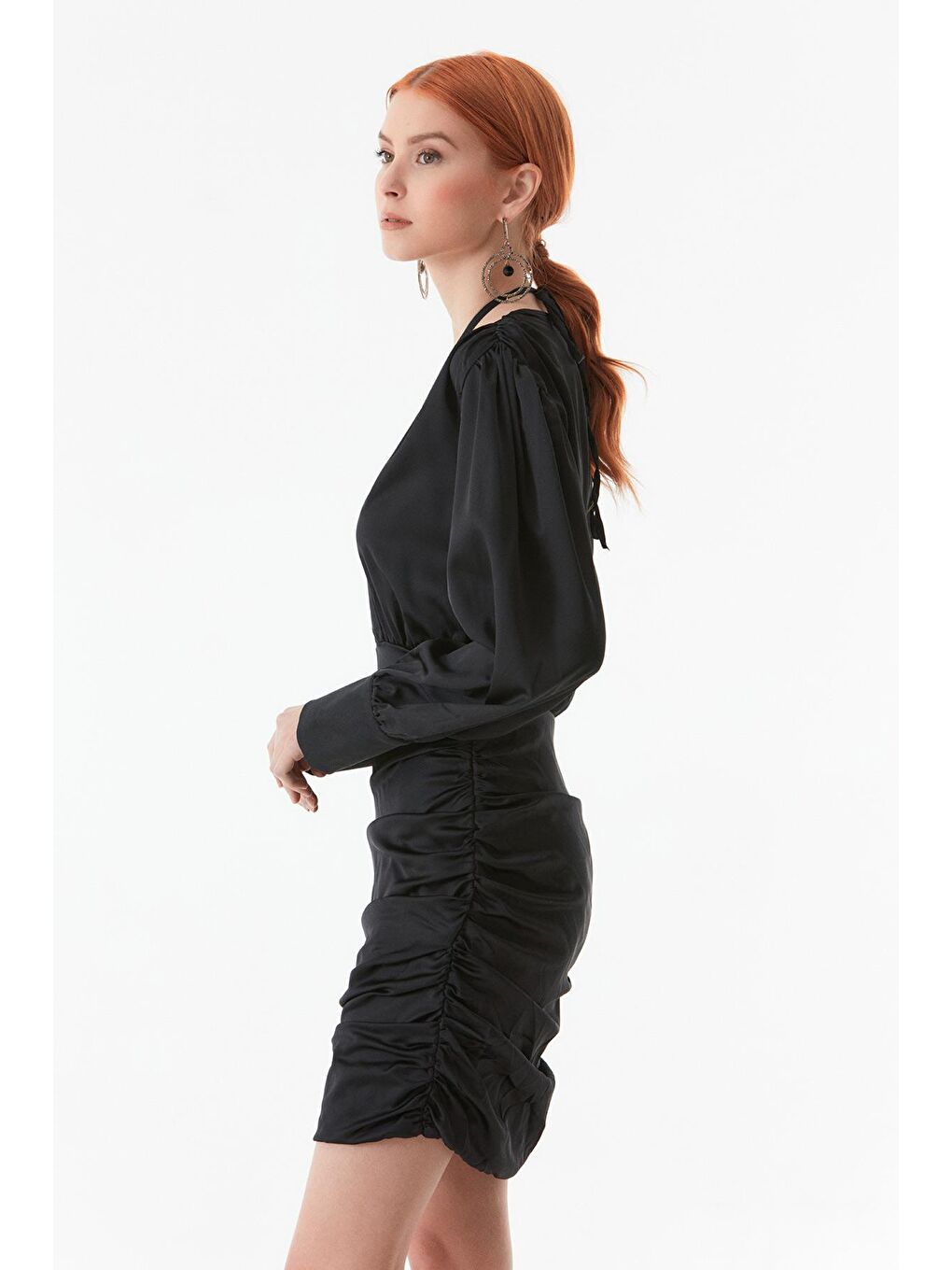Siyah Boyundan Bağlamalı Yanları Büzgülü Elbise-3