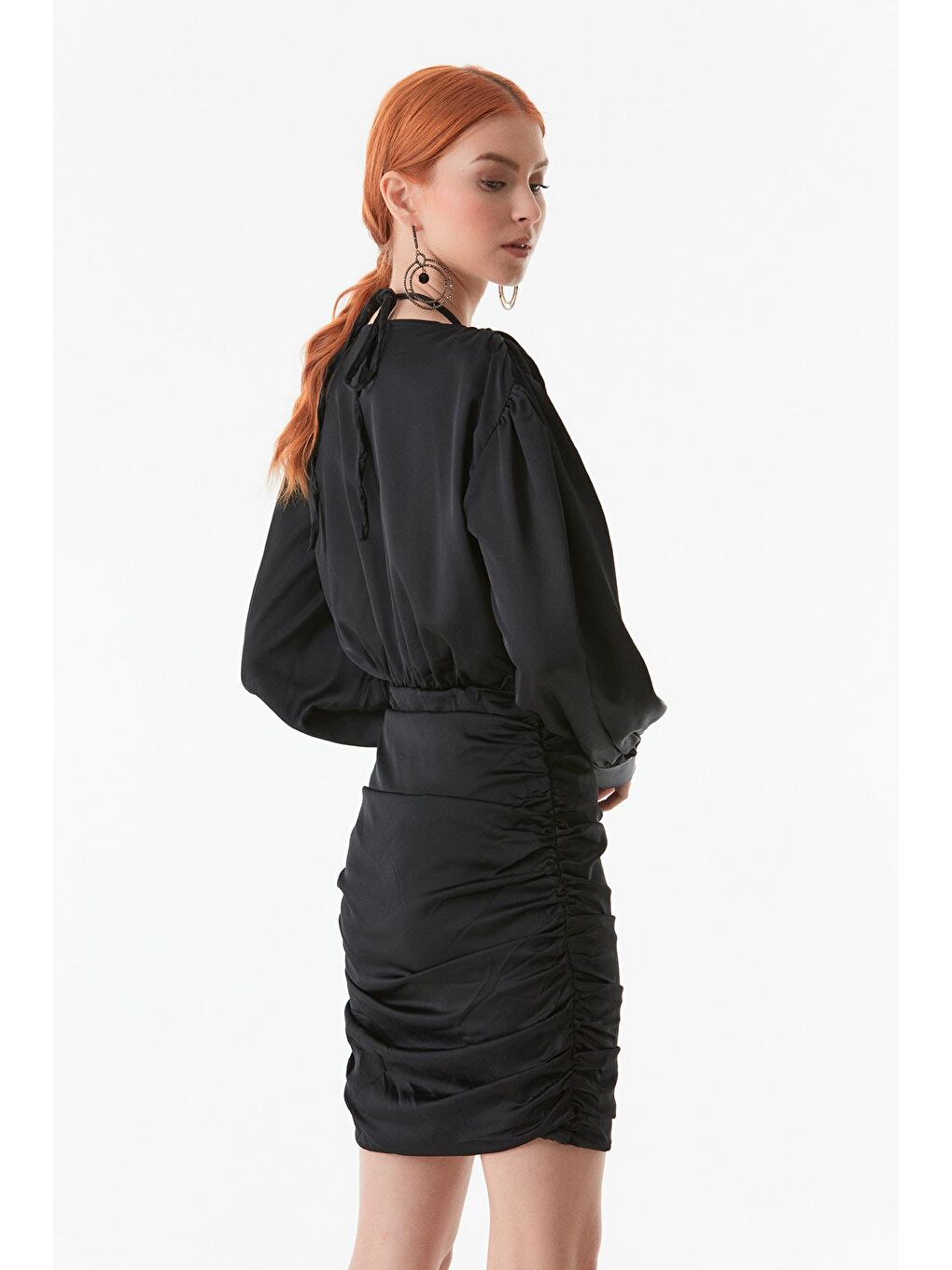 Siyah Boyundan Bağlamalı Yanları Büzgülü Elbise-4