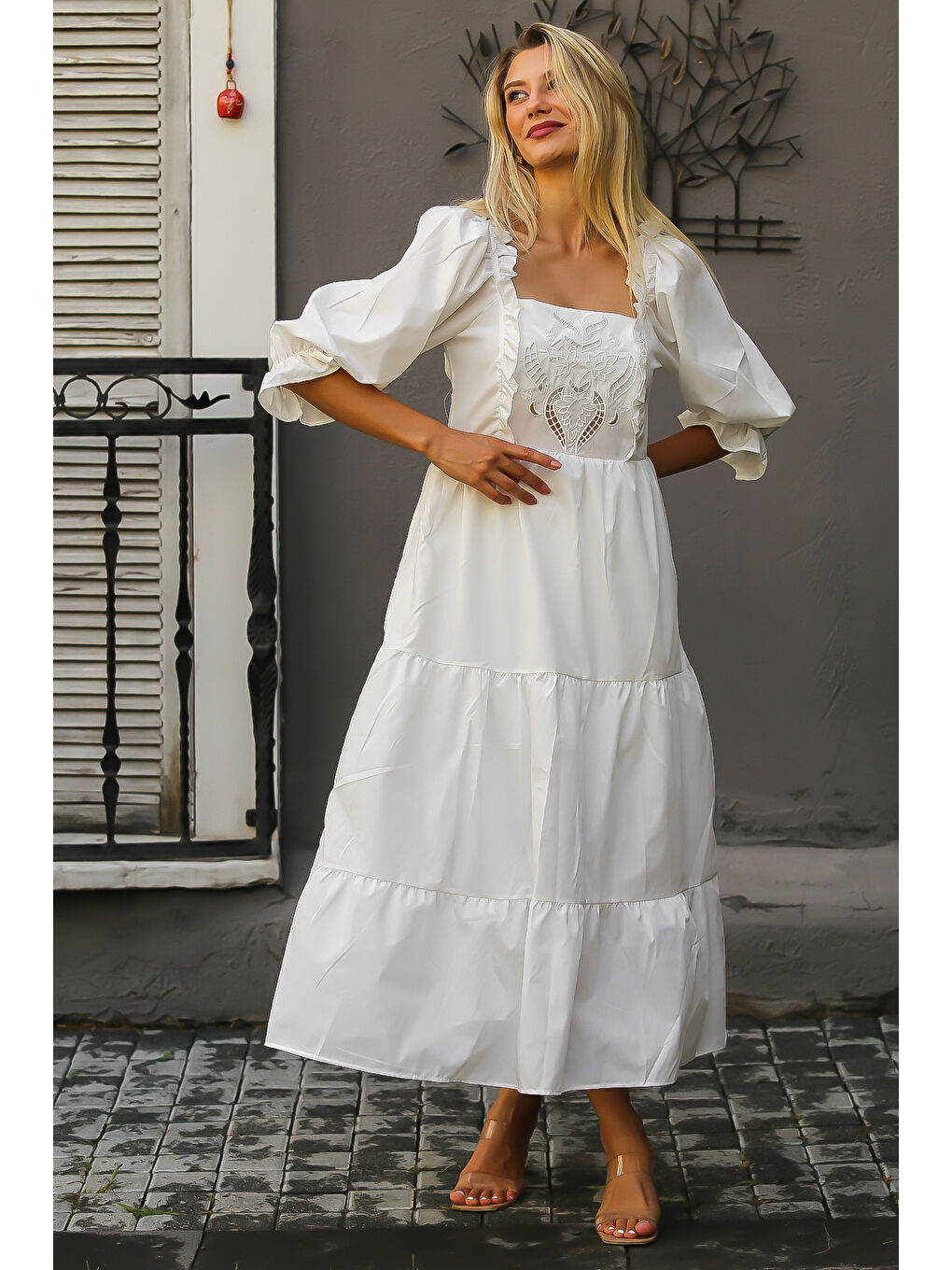 Beyaz Kare Yaka Balon Kol Düz Renk Brodeli Nakışlı Dokuma Elbise-4