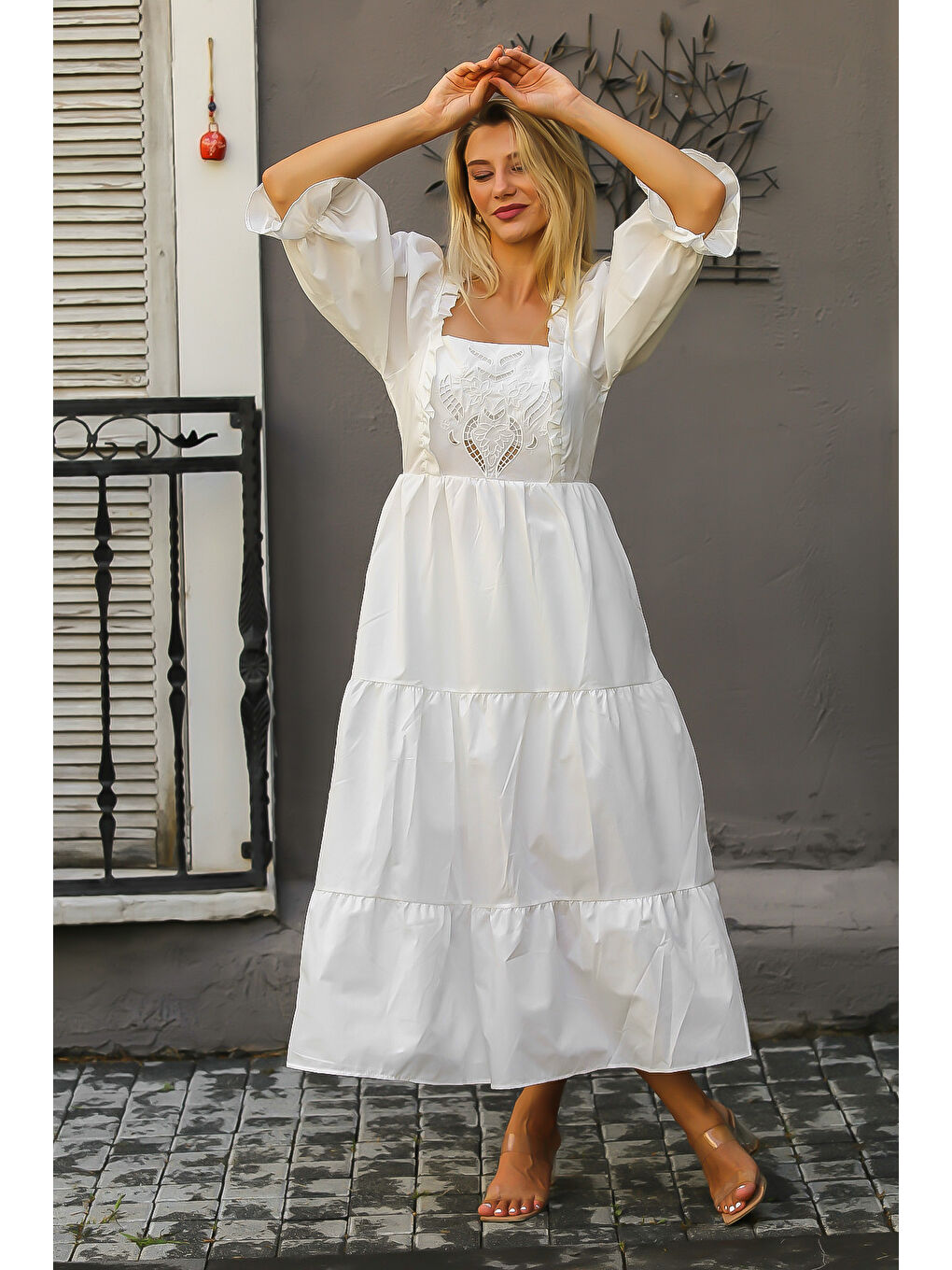 Beyaz Kare Yaka Balon Kol Düz Renk Brodeli Nakışlı Dokuma Elbise-5