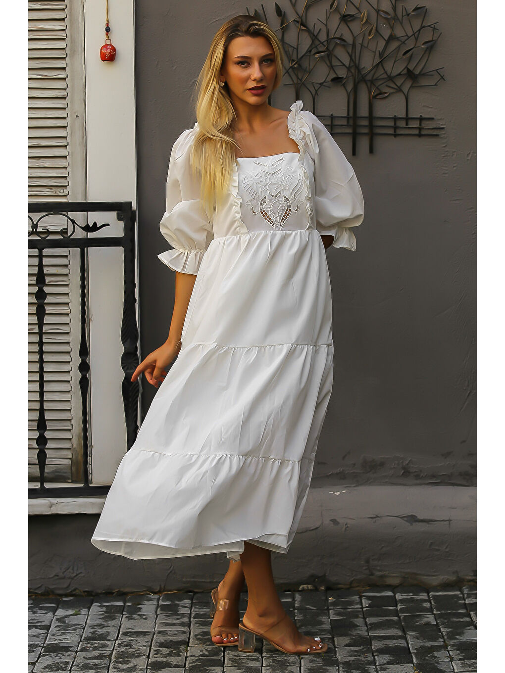 Beyaz Kare Yaka Balon Kol Düz Renk Brodeli Nakışlı Dokuma Elbise-6