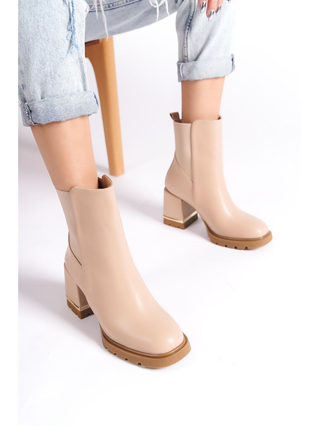 Bej Yuvaralak Burunlu Trak Tabanlı Lastikli Ökçeli Bot-4