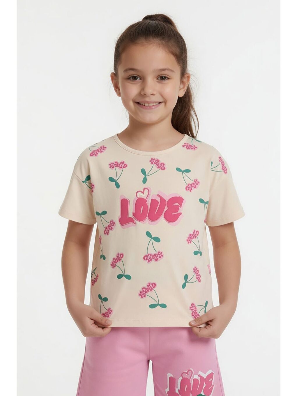 Pembe Kiraz Desenli Love Yazılı Tişörtlü Kız Çocuk Şortlu Takım 23896-2
