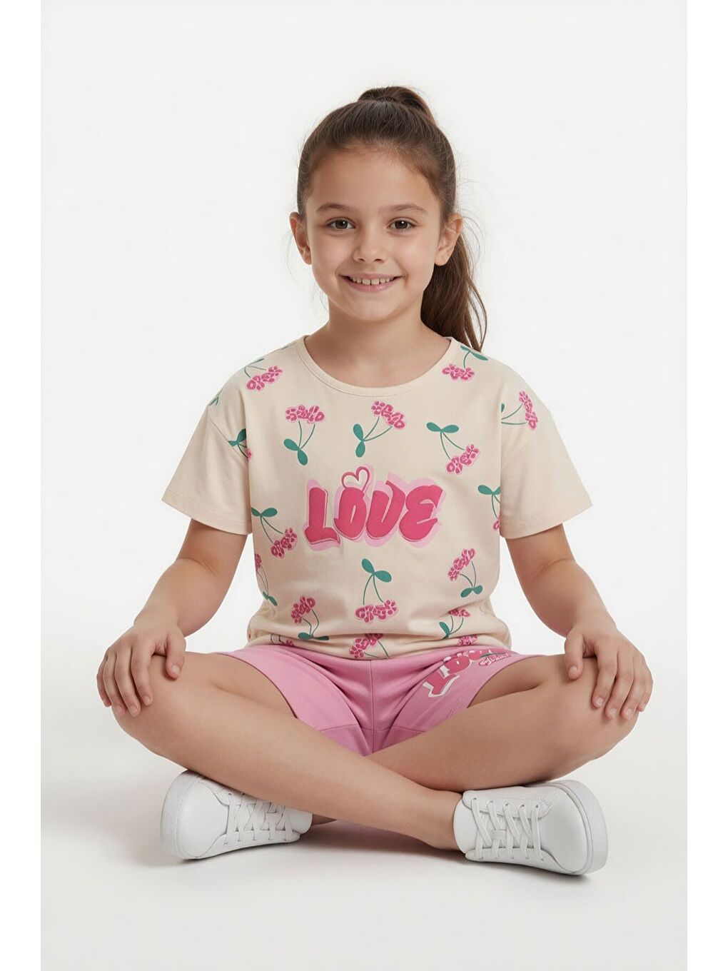 Pembe Kiraz Desenli Love Yazılı Tişörtlü Kız Çocuk Şortlu Takım 23896-3