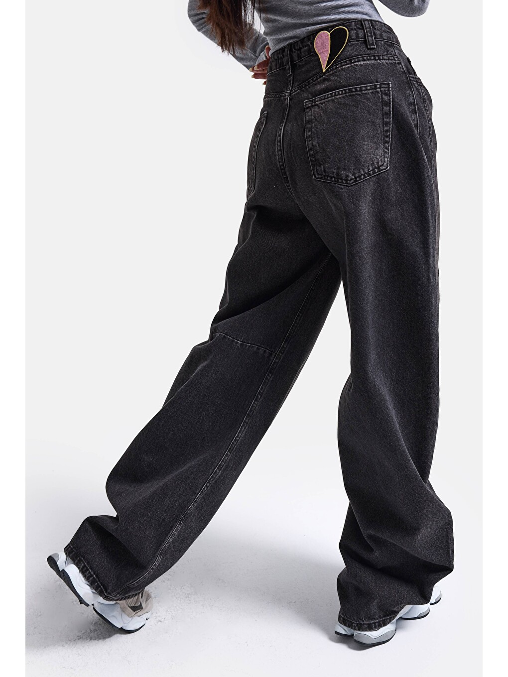 Gri Kadın Koyu Füme 2w6-1 Barrel Fit Kalp Jakron Detaylı Denim Jean-4