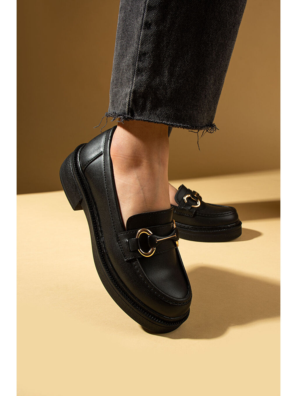 Siyah Yüksek Taban Toka Detaylı Kadın Loafer 43-1803-25Cilt-1