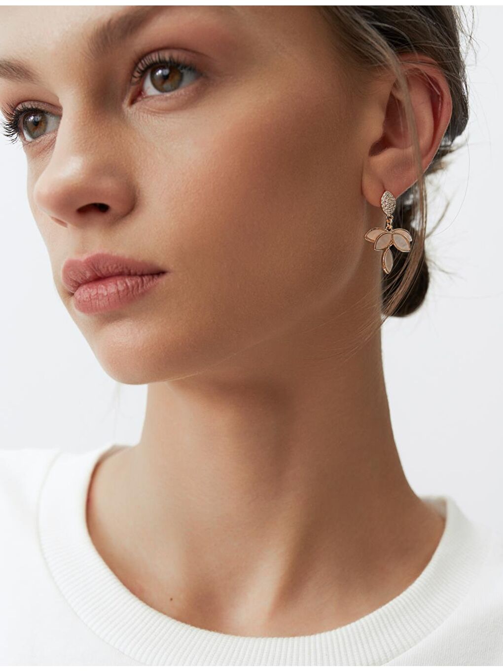 Beyaz Yaprak Figürlü Zarif Küpe-2