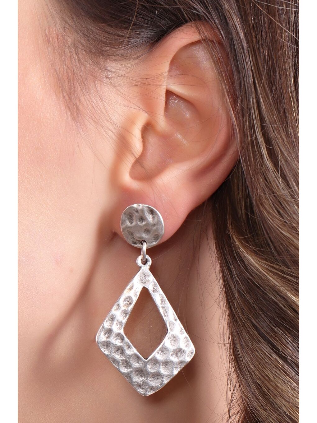 Gri Kadın Antik Gümüş Kaplama Çivili Model Kabartma Baskılı Geometrik Formlu Küpe-1