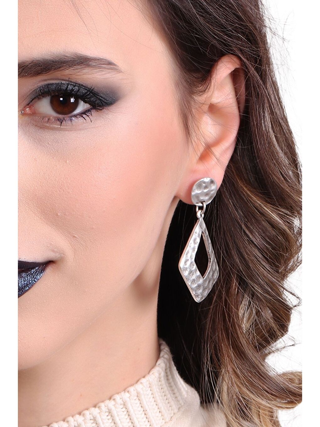 Gri Kadın Antik Gümüş Kaplama Çivili Model Kabartma Baskılı Geometrik Formlu Küpe-2