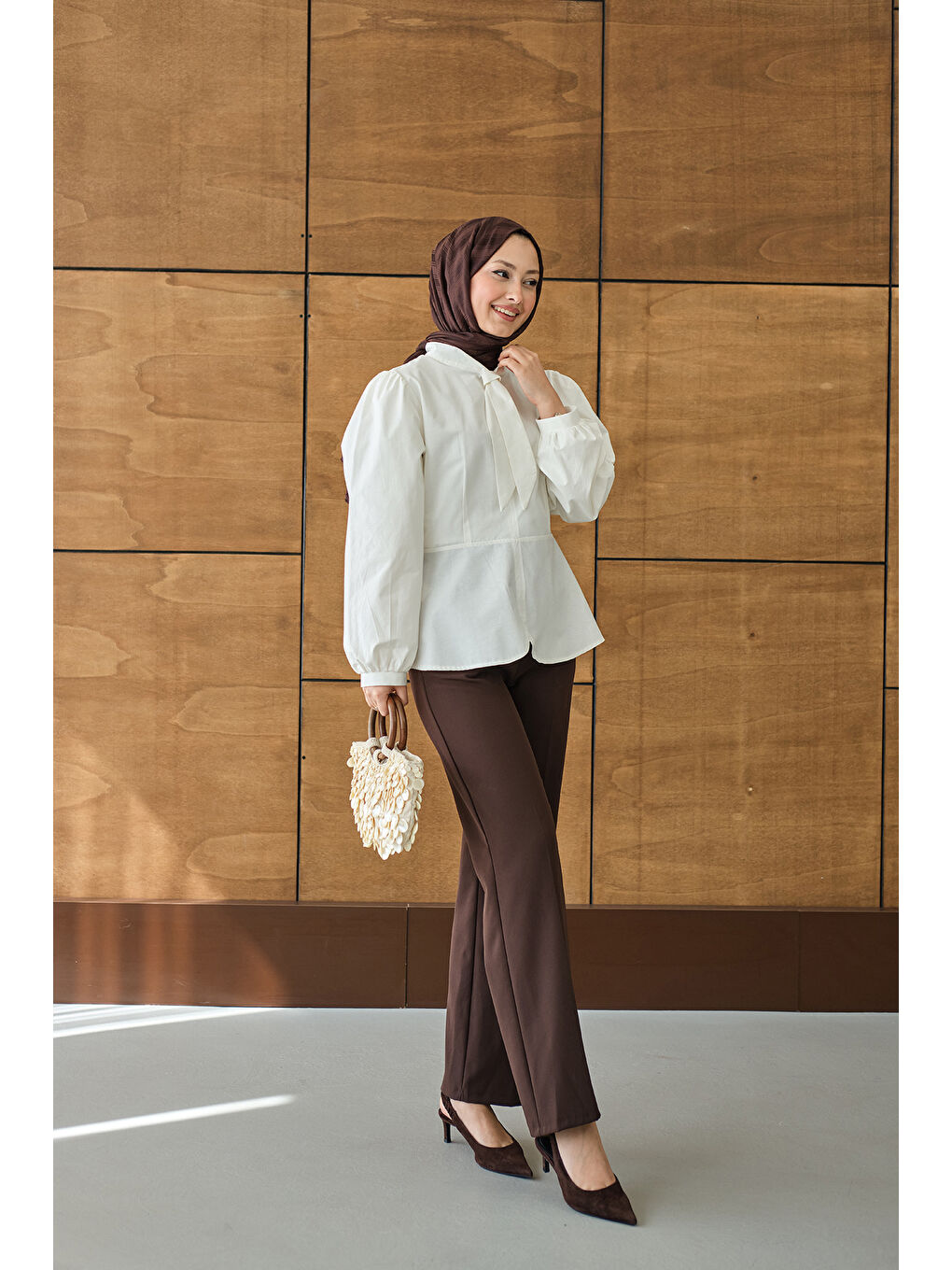 Kadın Fular Yaka Detaylı Kısa Gömlek Beyaz-1