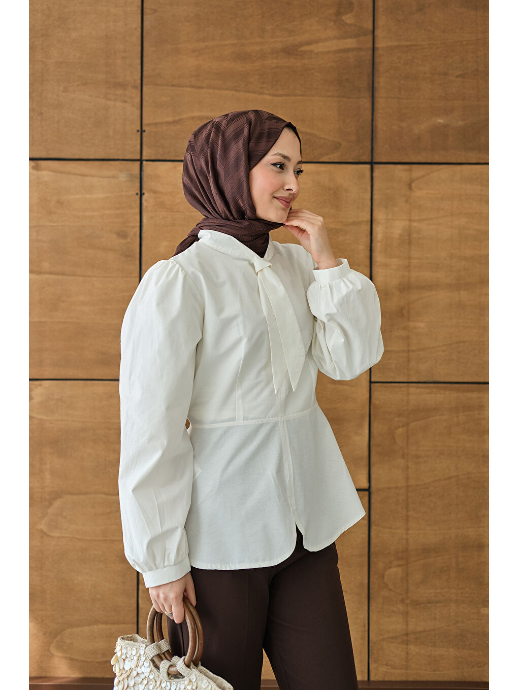 Kadın Fular Yaka Detaylı Kısa Gömlek Beyaz-2