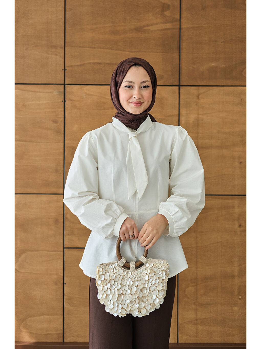 Kadın Fular Yaka Detaylı Kısa Gömlek Beyaz-3