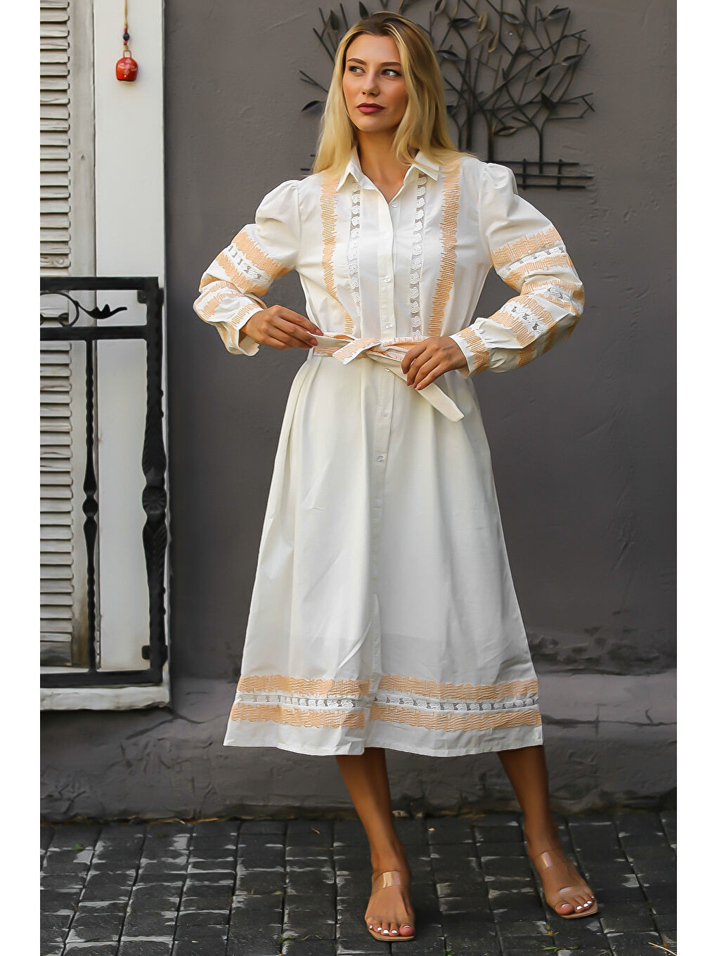 Ekru Krem Rengi Gömlek Yaka Balon Kol Düğmeli Kuşaklı Nakışlı Dokuma Elbise