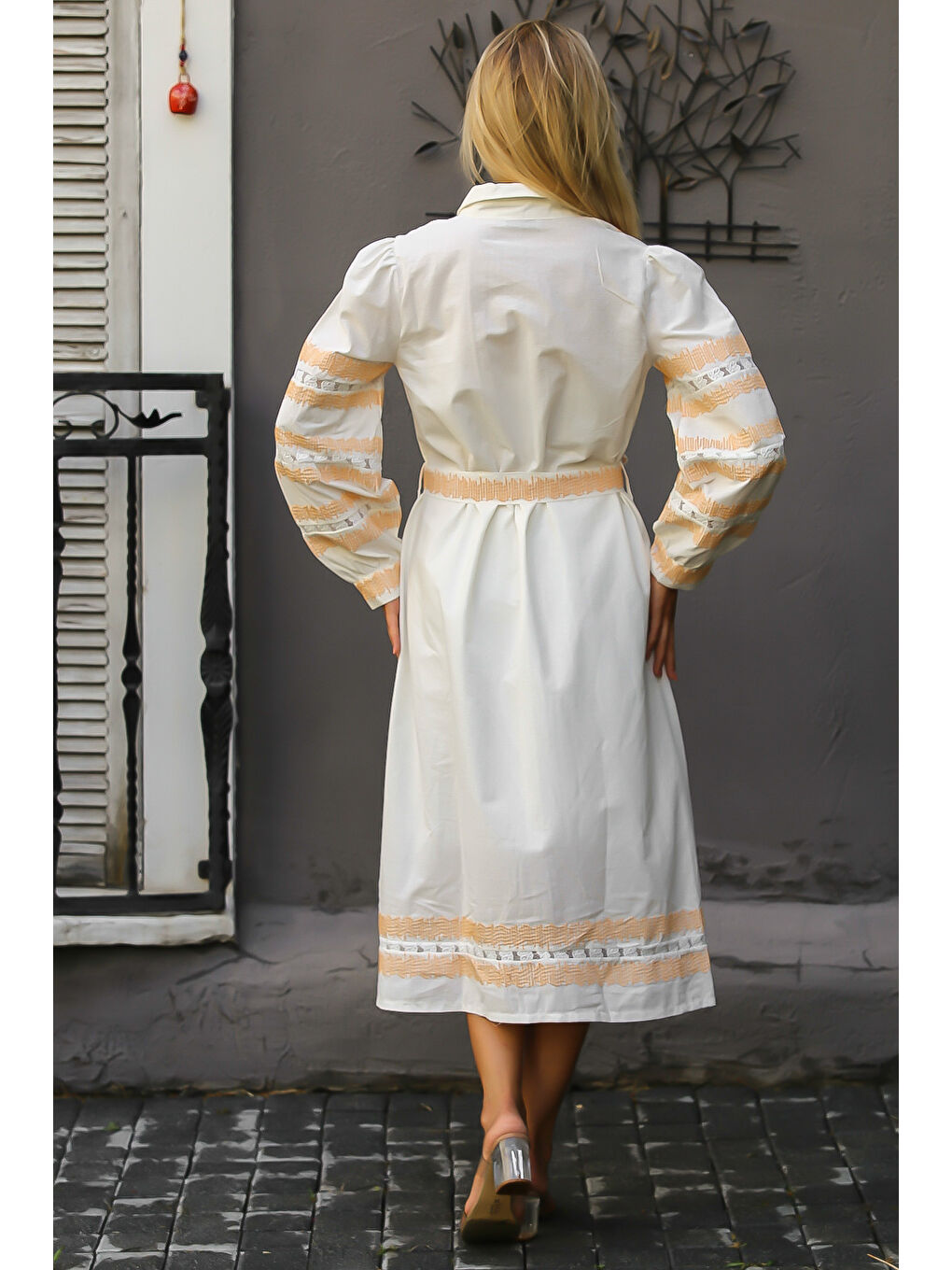 Ekru Krem Rengi Gömlek Yaka Balon Kol Düğmeli Kuşaklı Nakışlı Dokuma Elbise-1