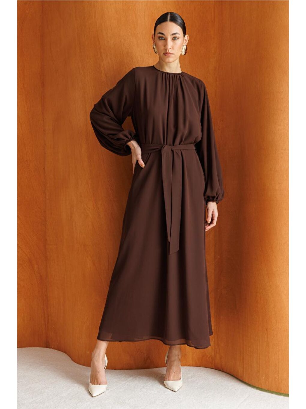 Acı Kahve Balon Kollu Kuşaklı Kahverengi Maksi Şifon Elbise-1