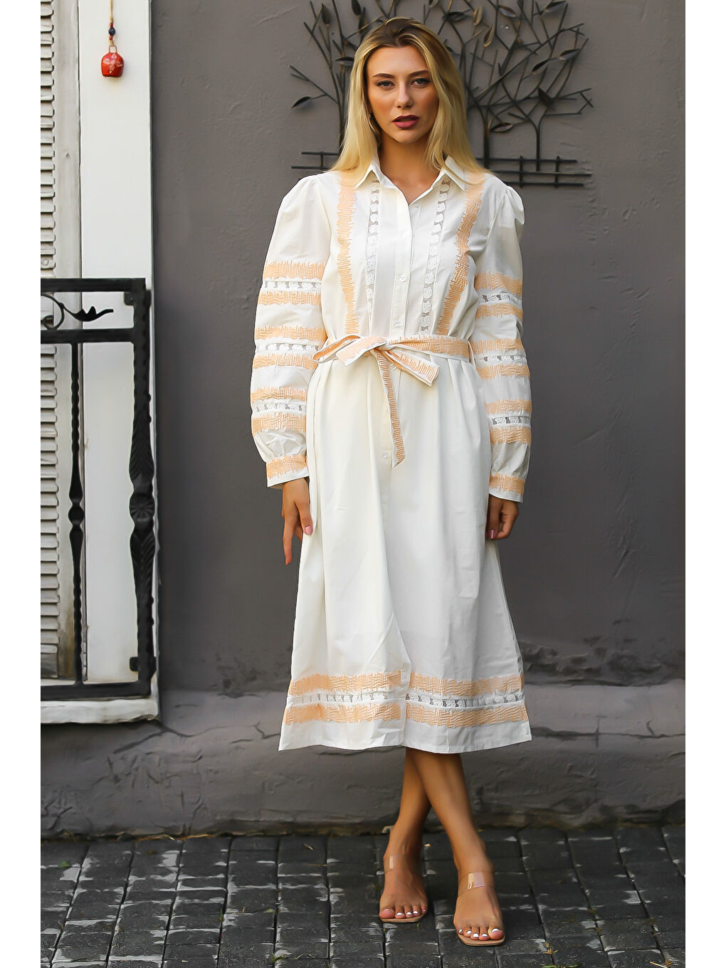 Ekru Krem Rengi Gömlek Yaka Balon Kol Düğmeli Kuşaklı Nakışlı Dokuma Elbise-2