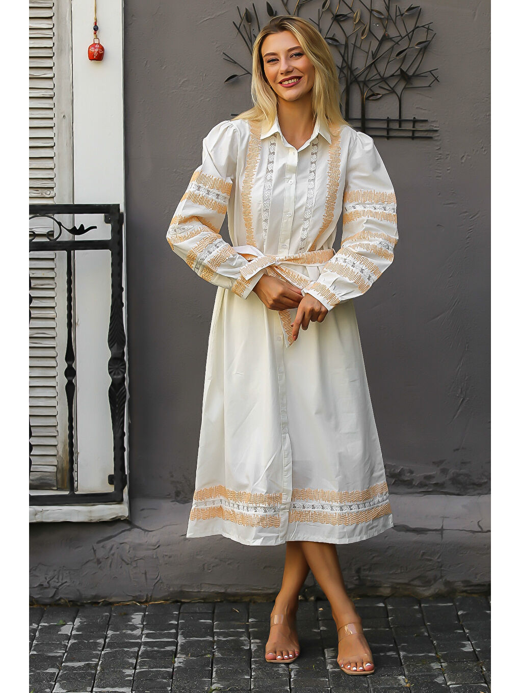 Ekru Krem Rengi Gömlek Yaka Balon Kol Düğmeli Kuşaklı Nakışlı Dokuma Elbise-3