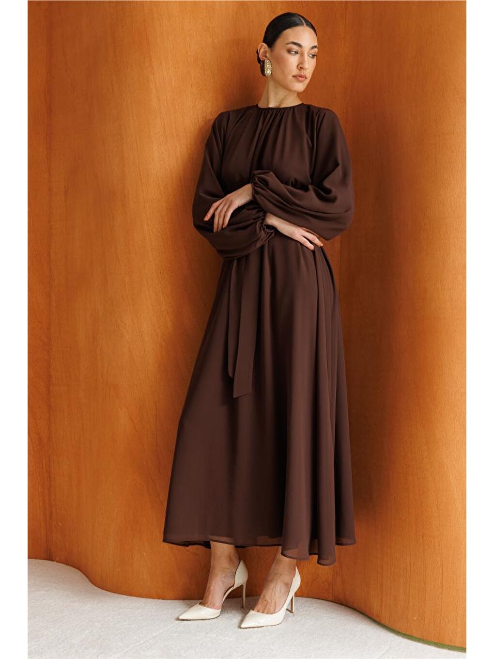 Acı Kahve Balon Kollu Kuşaklı Kahverengi Maksi Şifon Elbise-2