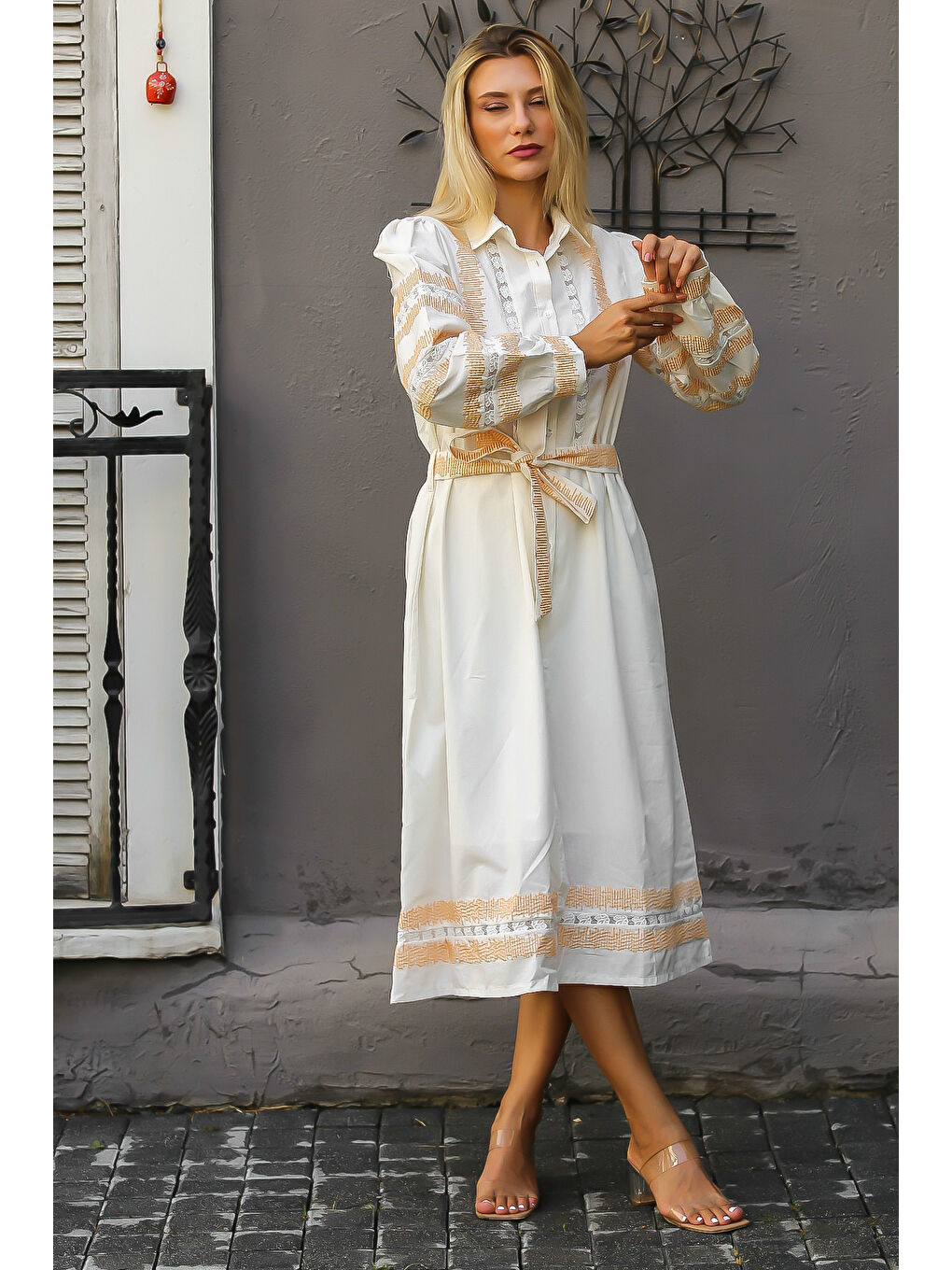 Ekru Krem Rengi Gömlek Yaka Balon Kol Düğmeli Kuşaklı Nakışlı Dokuma Elbise-4