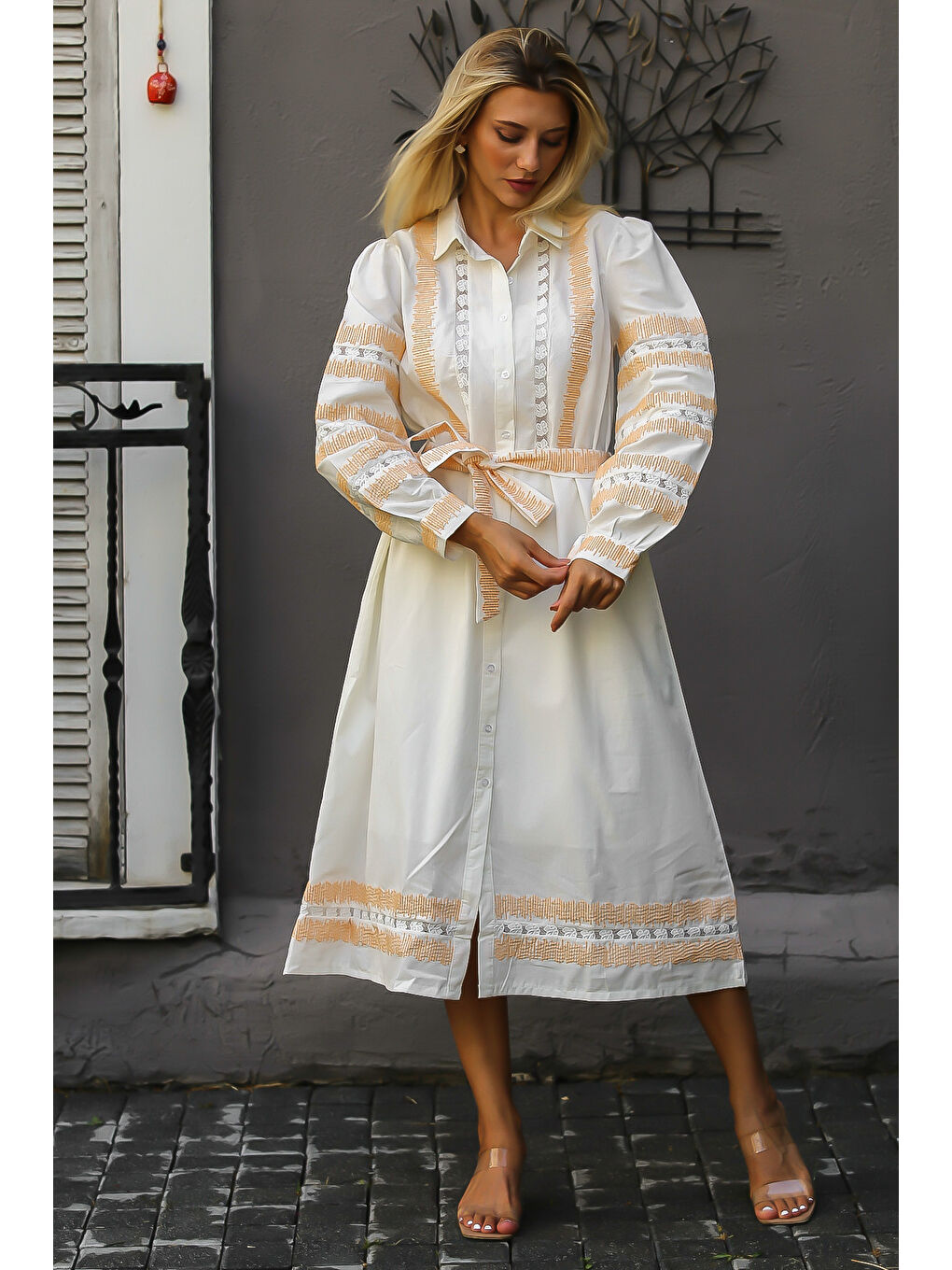 Ekru Krem Rengi Gömlek Yaka Balon Kol Düğmeli Kuşaklı Nakışlı Dokuma Elbise-5