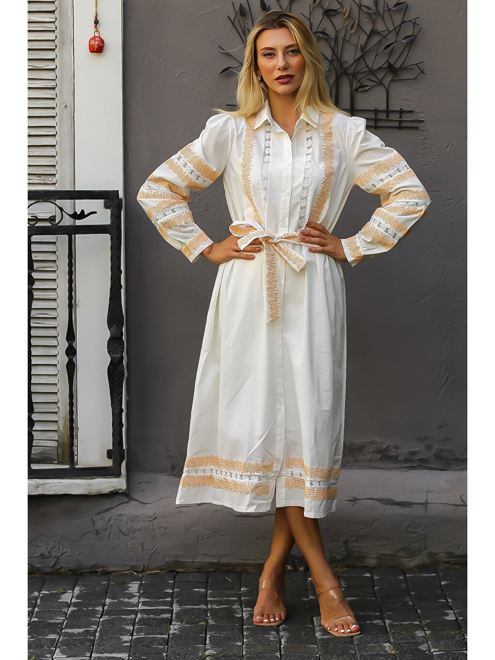 Ekru Krem Rengi Gömlek Yaka Balon Kol Düğmeli Kuşaklı Nakışlı Dokuma Elbise-6