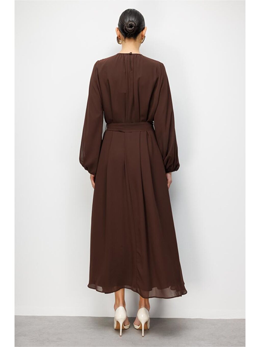 Acı Kahve Balon Kollu Kuşaklı Kahverengi Maksi Şifon Elbise-4