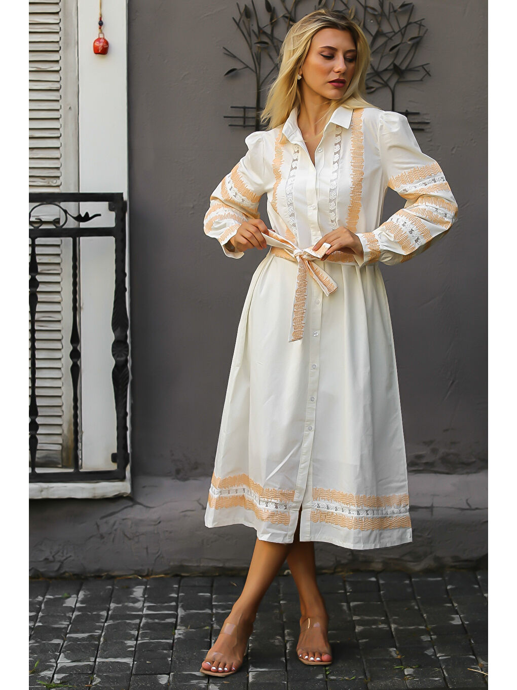 Ekru Krem Rengi Gömlek Yaka Balon Kol Düğmeli Kuşaklı Nakışlı Dokuma Elbise-7