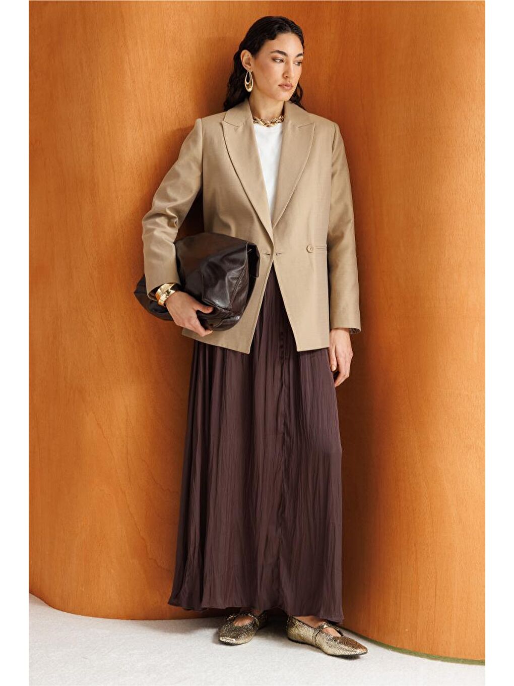 Kahverengi Kırışık Görünümlü Saten Maksi Etek-1