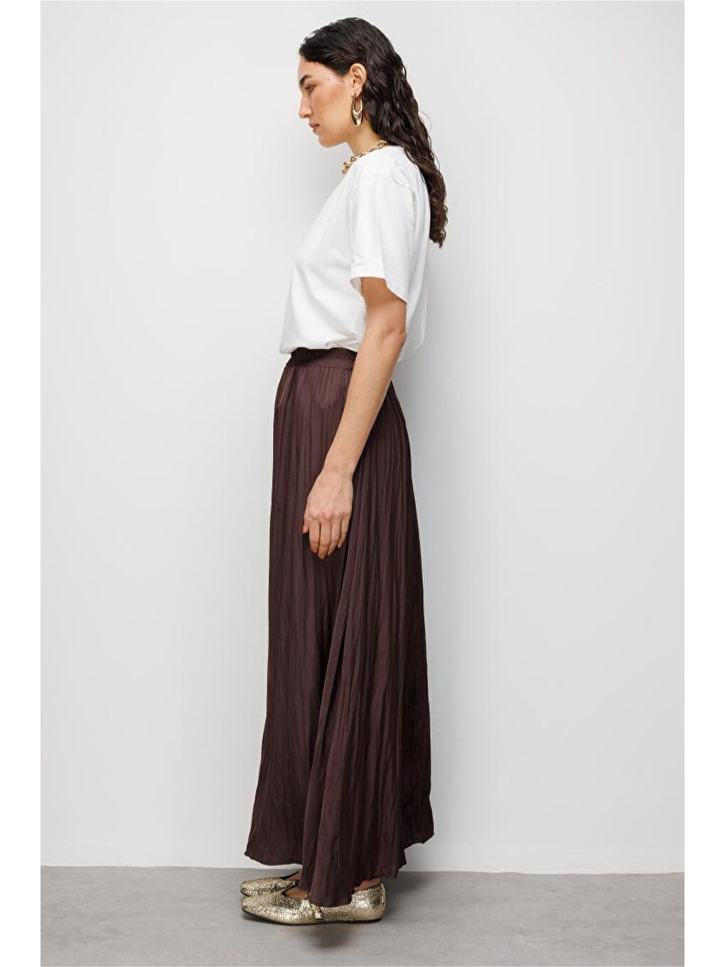 Kahverengi Kırışık Görünümlü Saten Maksi Etek-3