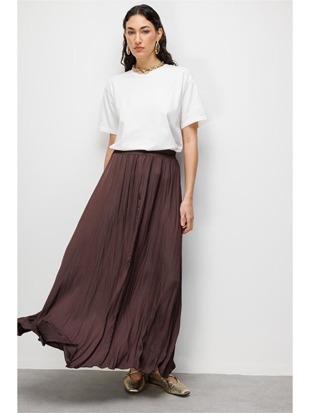 Kahverengi Kırışık Görünümlü Saten Maksi Etek-4