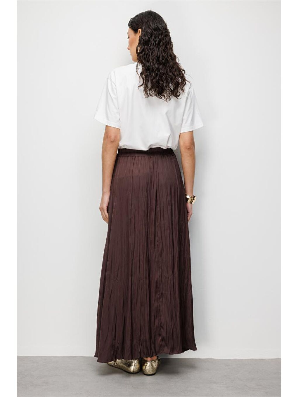 Kahverengi Kırışık Görünümlü Saten Maksi Etek-5
